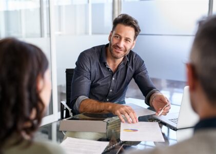 Vérifier la fiabilité financière d’un futur locataire en quelques étapes