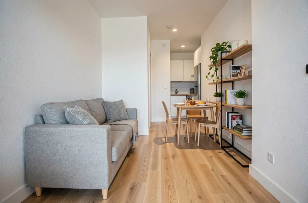 Intérieur d'un studio meublé moderne prêt à la location, idéal pour illustrer la LMNP